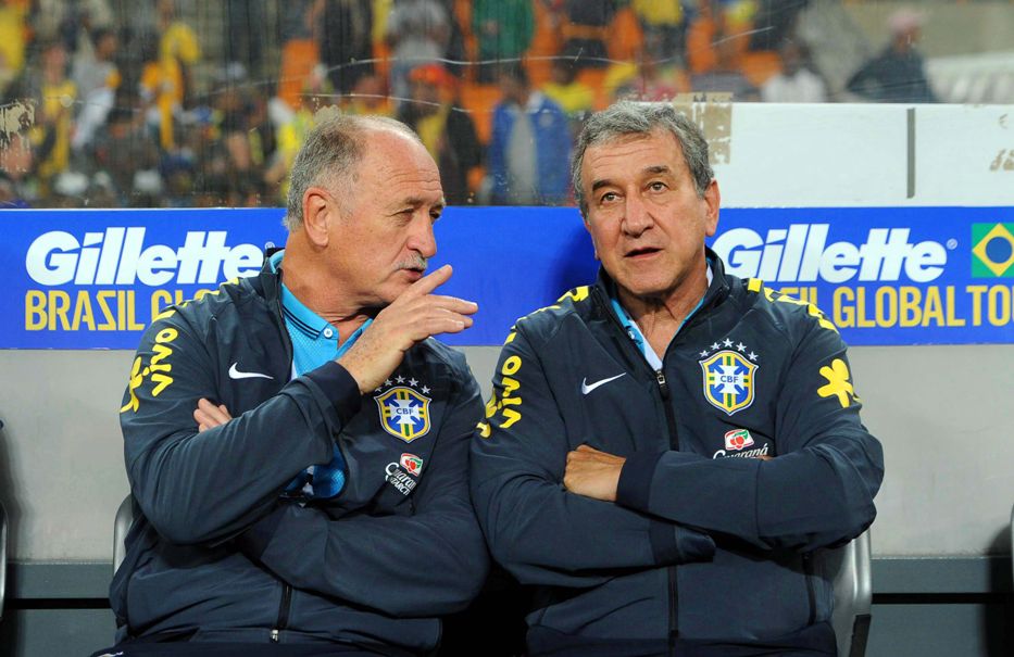 BAL14. JOHANNESBURGO (SUDÁFRICA), 05/04/2014.- El entrenador de Brasil, Luiz Felipe Scolari (i), habla con su ayudante Carlos Alberto Parreira (d) hoy, miércoles 5 de marzo de 2014, durante un partido amistoso internacional en Johannesburgo (Sudáfrica). EFE/STRINGER   ORG XMIT: BAL14